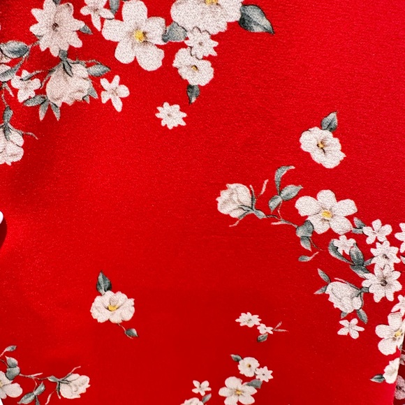 100% silk red pants with white flowers. Fully lined with side zipper - Picture 5 of 7
